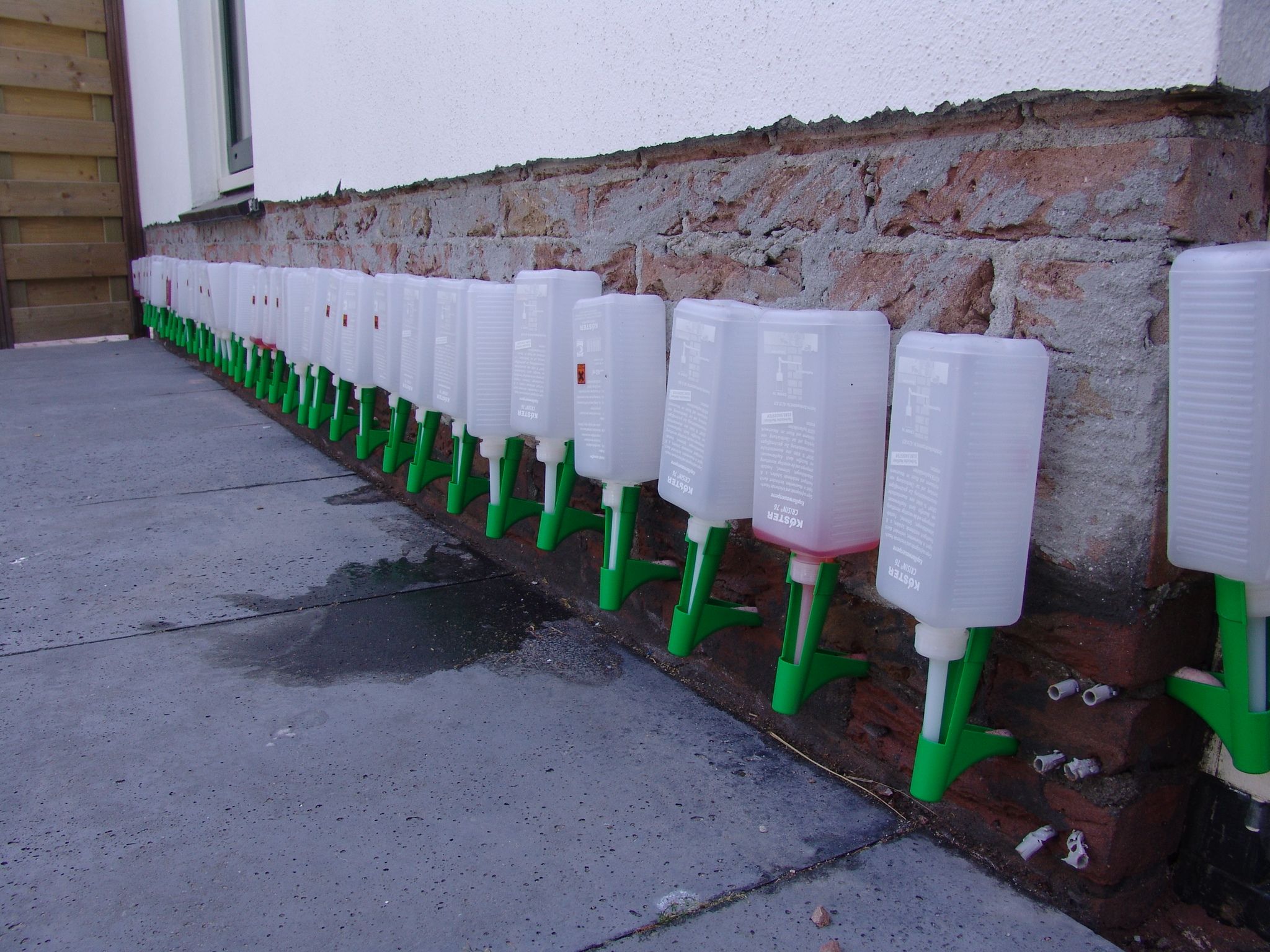 Opstijgend vocht in muur.JPG