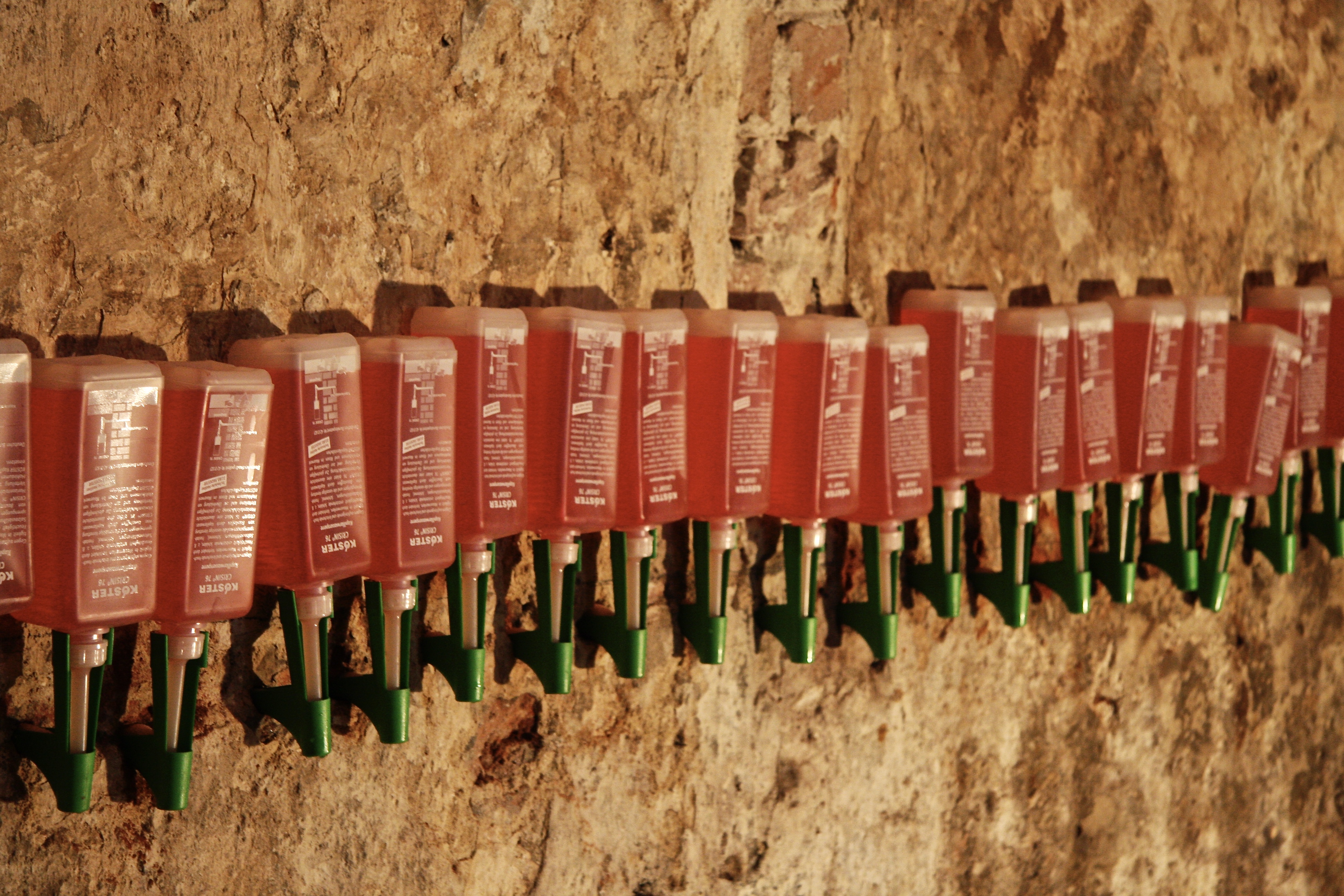 Opstijgend vocht kelder binnenwand.jpg