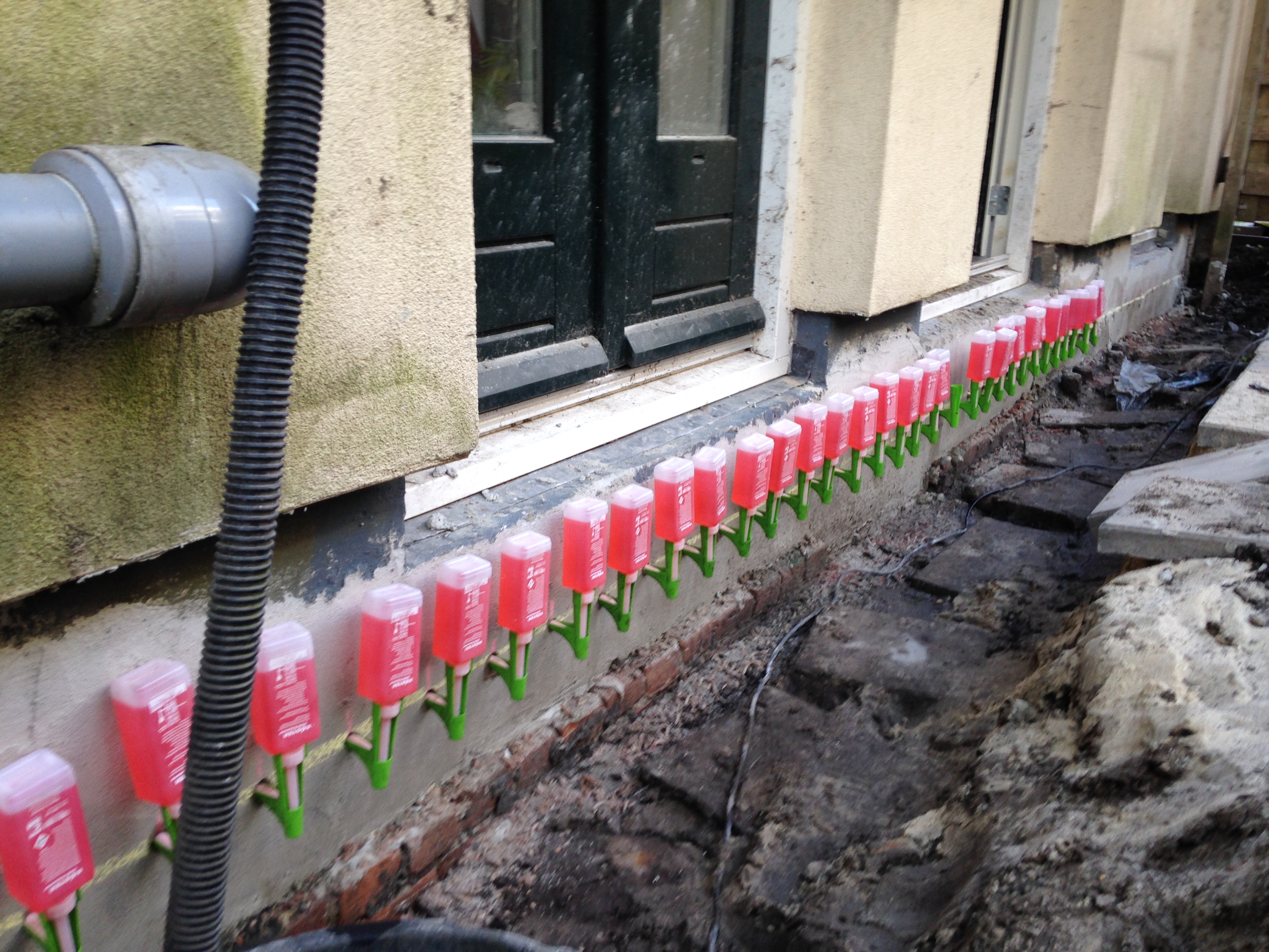 Opstijgend vocht montage gevel.JPG