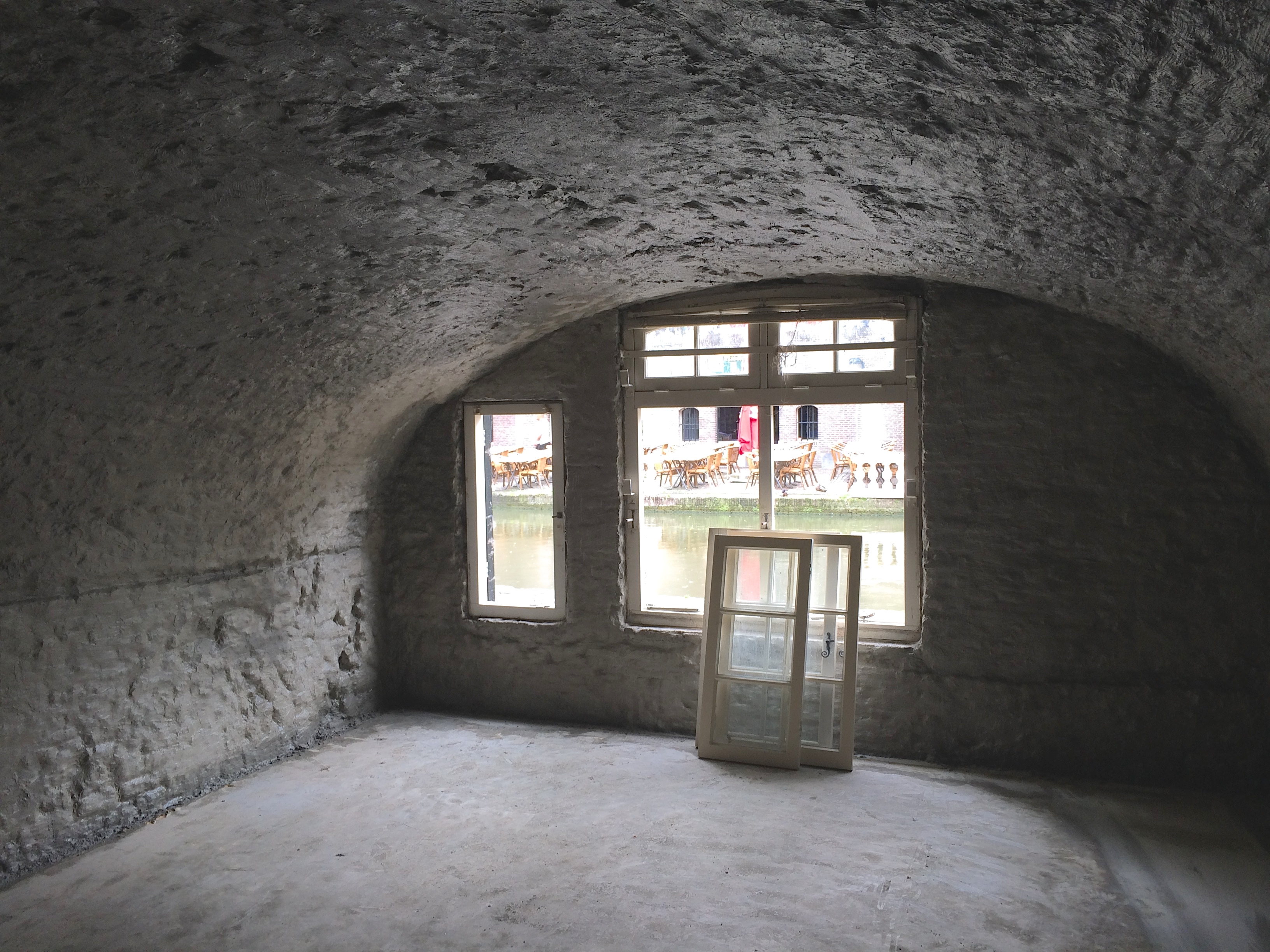 vochtige keldermuur.JPG