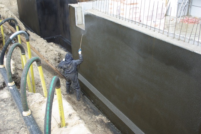 Bitumen kelderwand - verspuiten 1.jpg