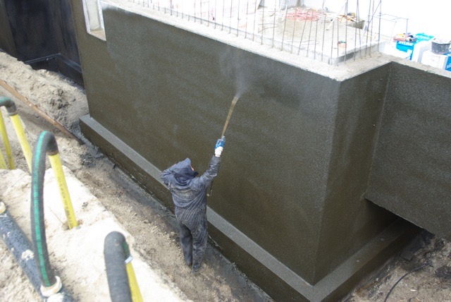 Bitumen kelderwand - verspuiten.jpg