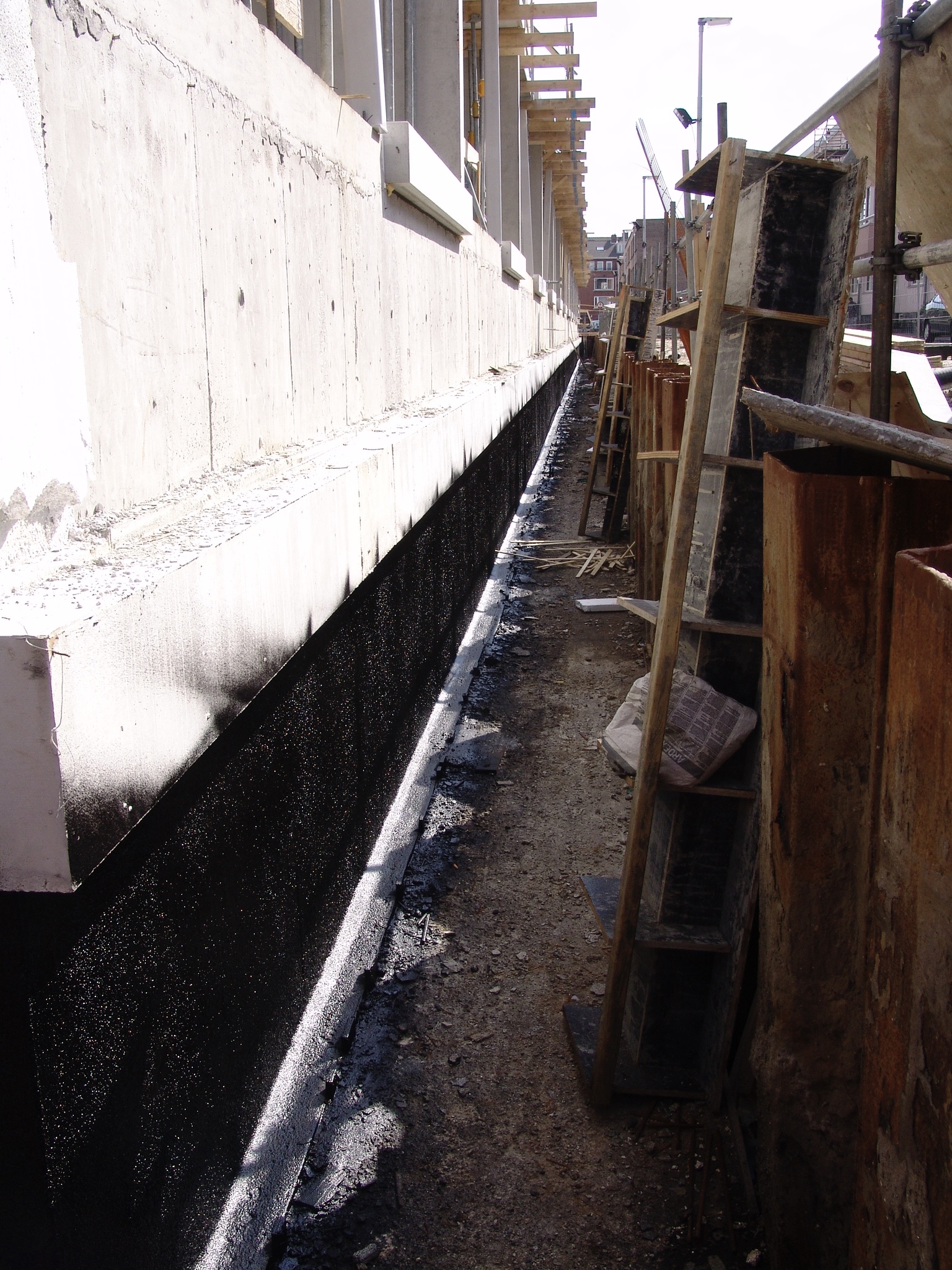 Buitenzijde kelder - dichten.JPG