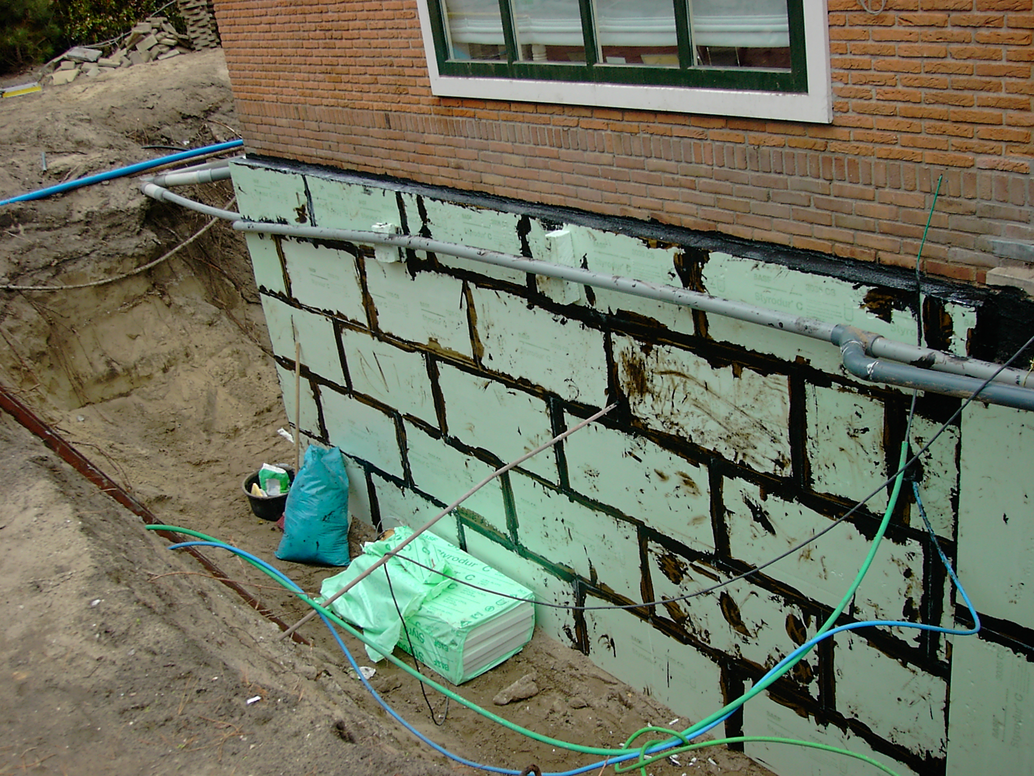 Kelder aan buitenzijde - opgraven 1.JPG