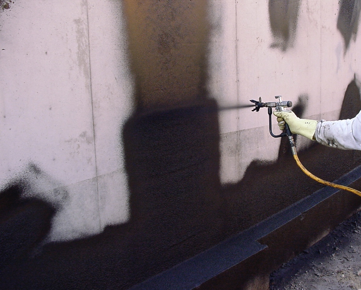 Kelderdichting  - aan de buitenzijde spuiten 11.jpeg