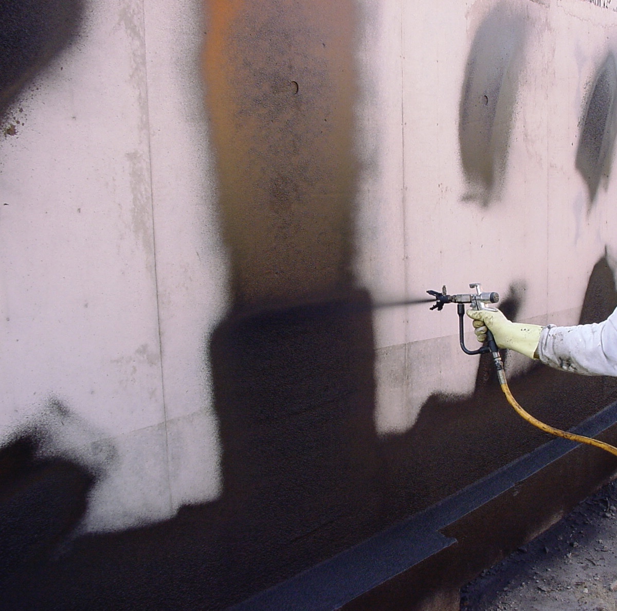 Kelderdichting - aan de buitenzijde spuiten 3.jpeg