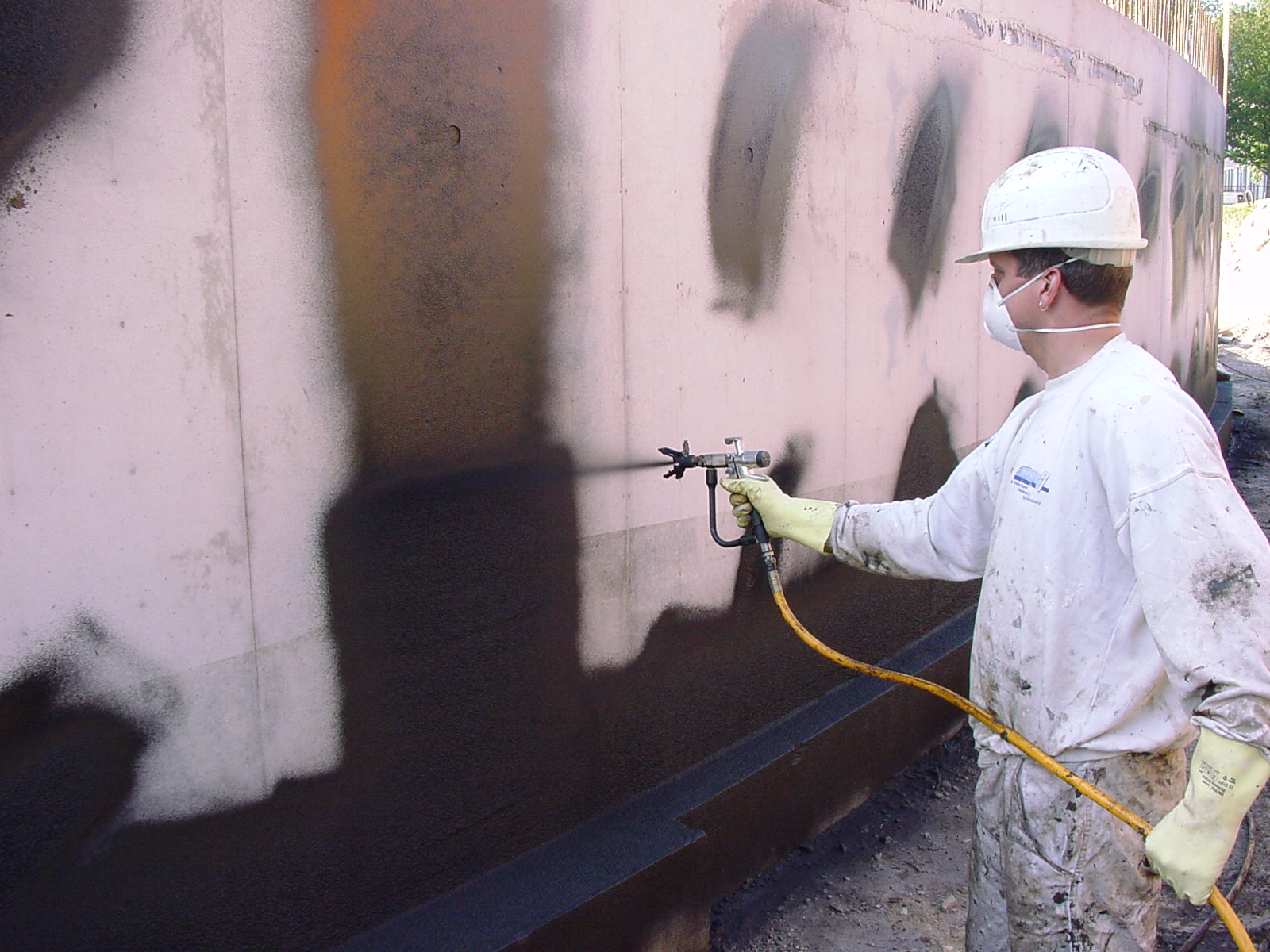 Kelderdichting - aan de buitenzijde spuiten 4.jpeg