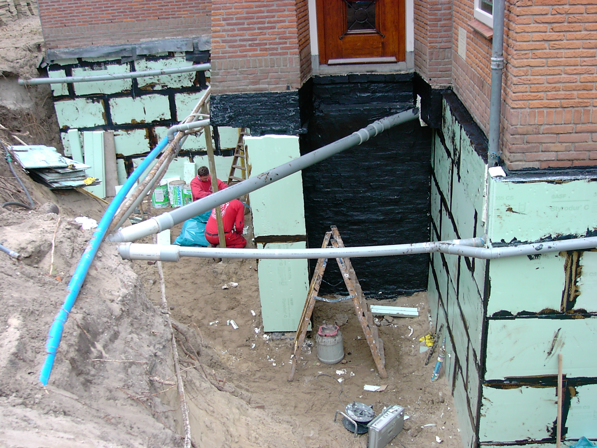 Kelderwand - isolatie aanbrengen 19.JPG