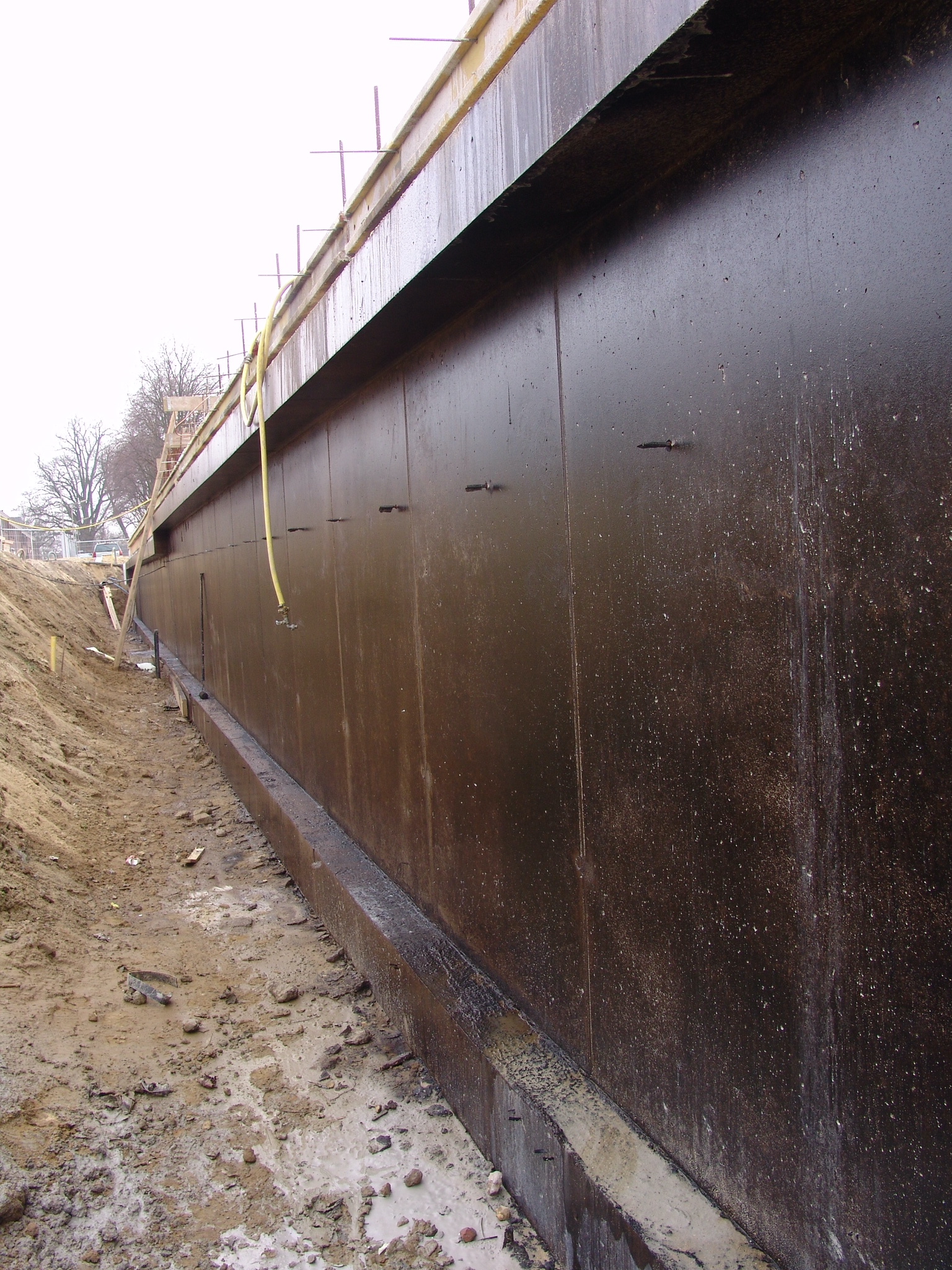 Kelderwand -primerlaag 11.JPG