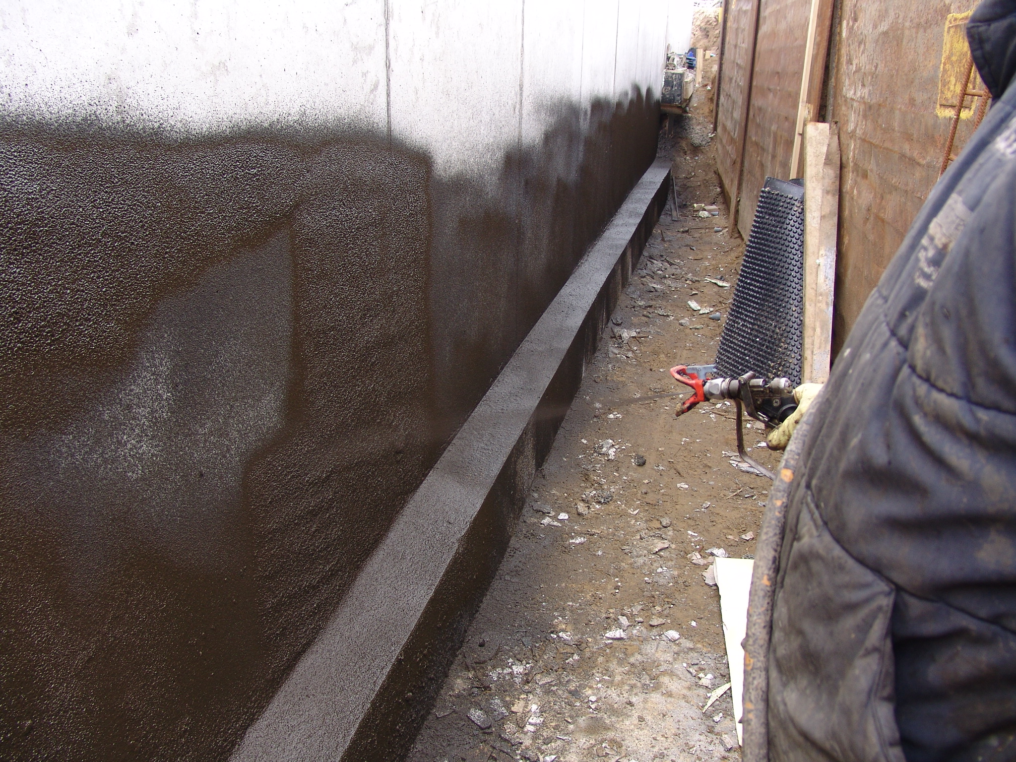 Spuitbitumen  - kelders.JPG
