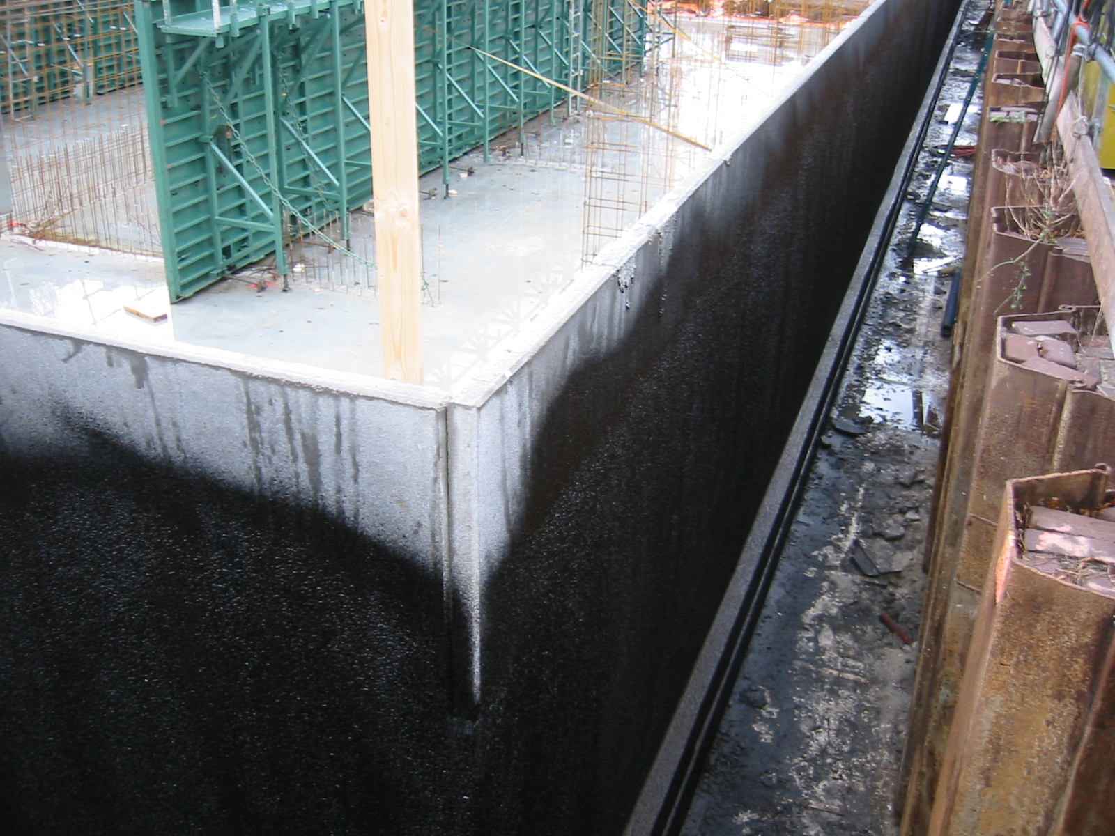 Volvlaks afdichten - kelderwanden 1.JPG