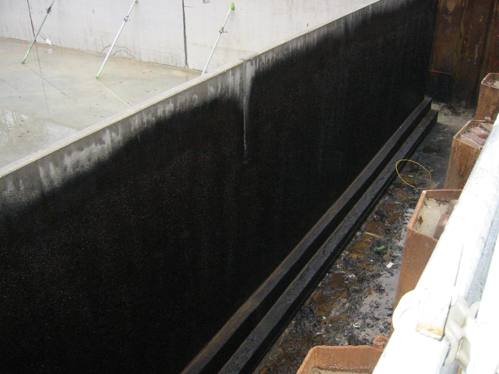 Volvlaks afdichten - kelderwanden 3.JPG