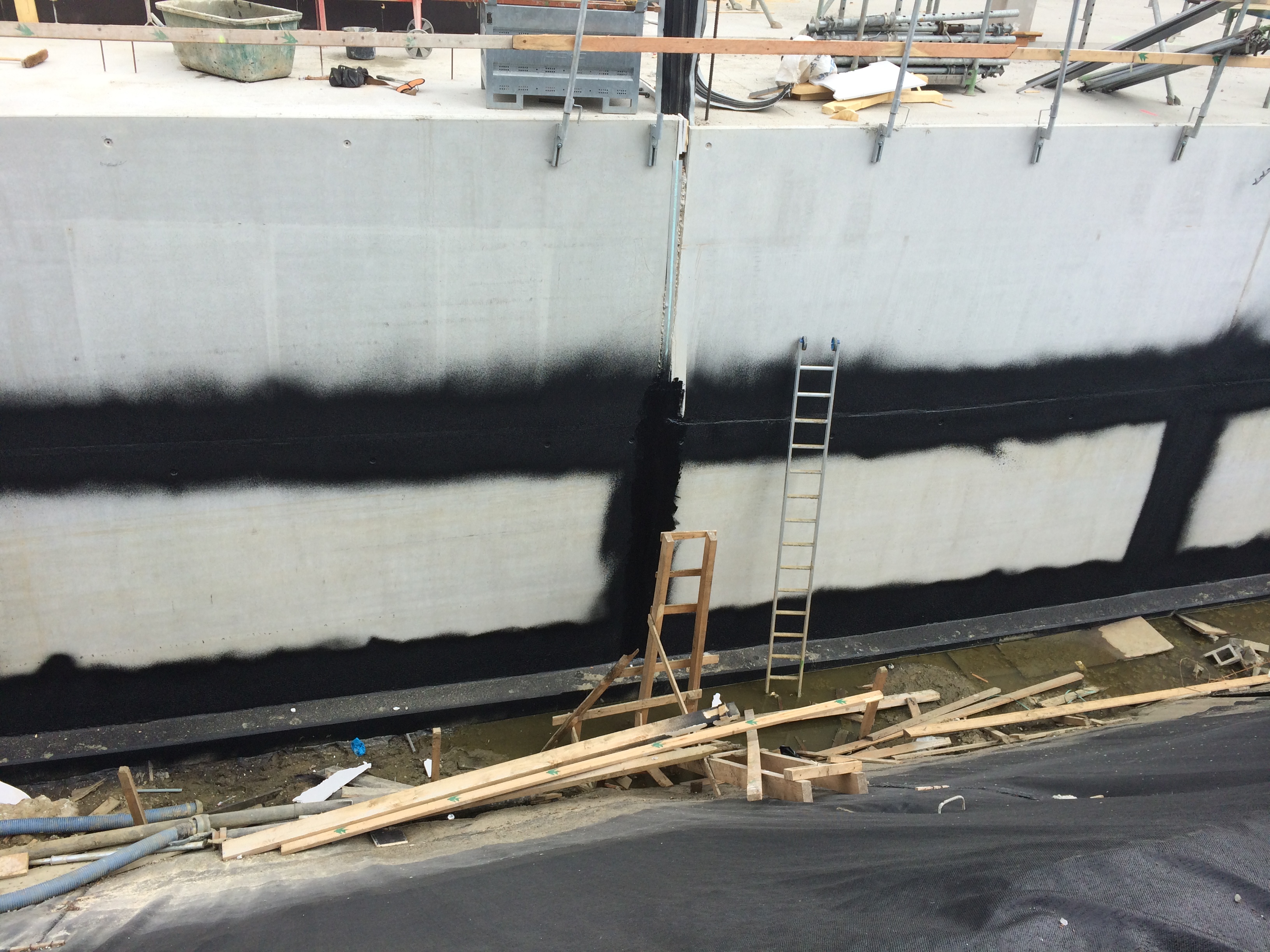 Waterdicht maken kelder - aan buitenzijde.JPG