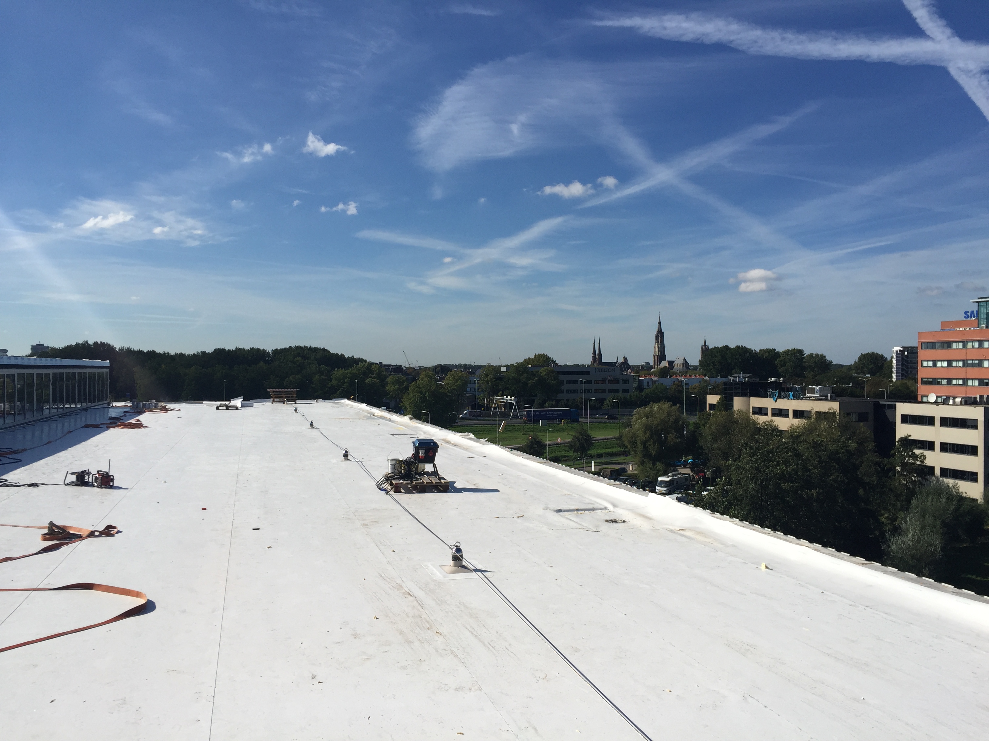 TPO witte dakbedekking staaldak.JPG